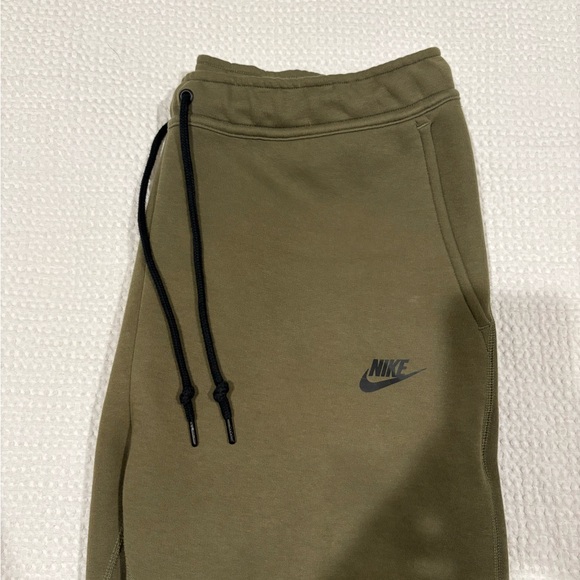 Nike Tech Mens Green Joggers - Picture 2 of 2